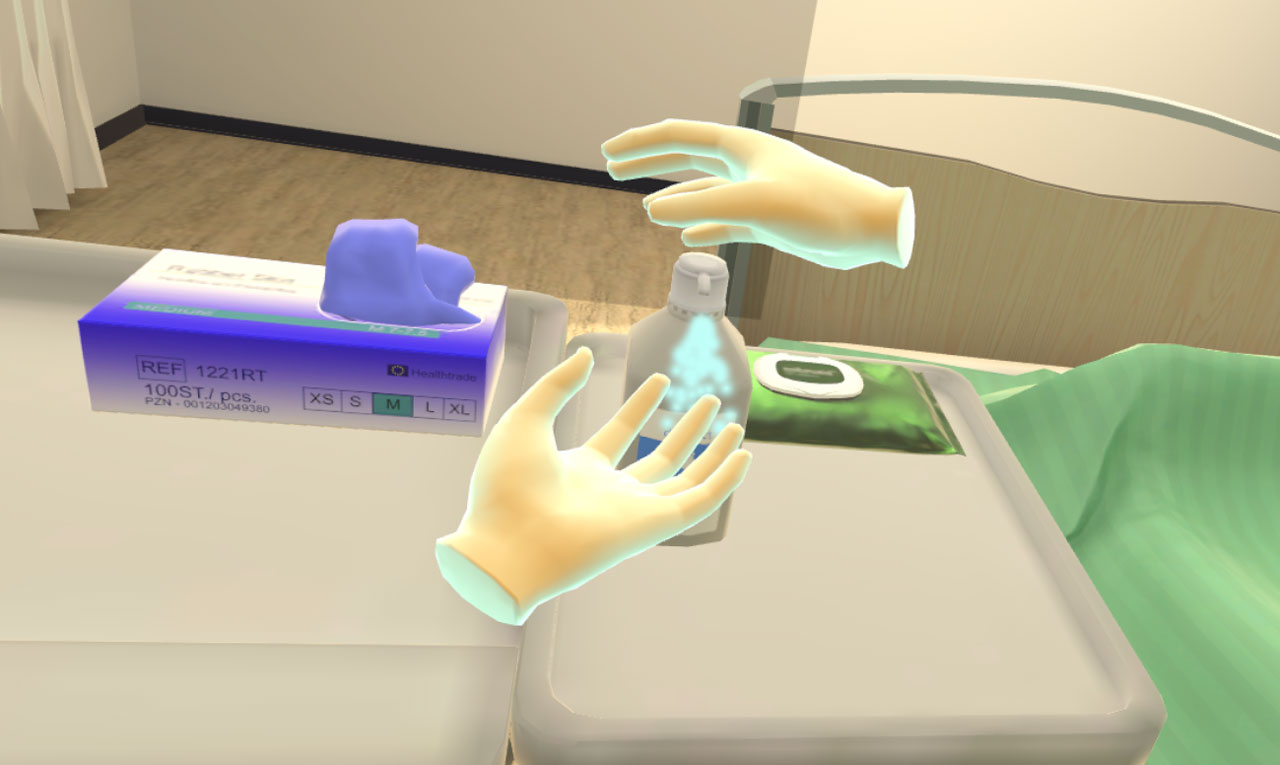 Screenshot aus dem Virtual Reality Modul zum Training der aseptischen Wundreinigung. Zu sehen sind zwei Hände, die einen Desinfektionsmittelspender auf einem Verbandwagen verwenden.