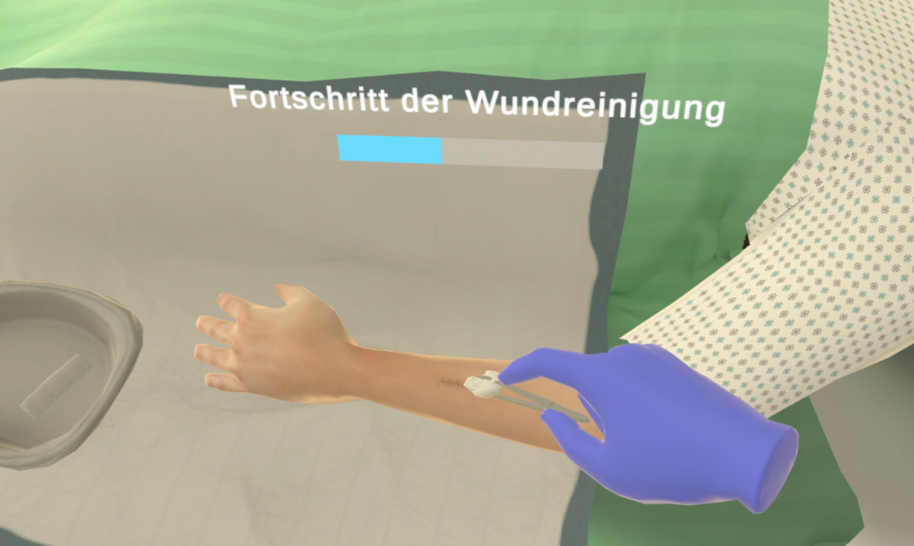 Screenshot aus dem Virtual Reality Modul zum Training der aseptischen Wundreinigung. Zu sehen ist eine Hand, die einen unsterilen Handschuh trägt und mit Pinzette und Kugeltupfer eine Wunde am Arm einer Patientin reinigt. Darüber ist ein Fortschrittbalken zu sehen, der anzeigt, dass die Prozedur etwas zur Hälfte erfolgreich durchgeführt wurde.